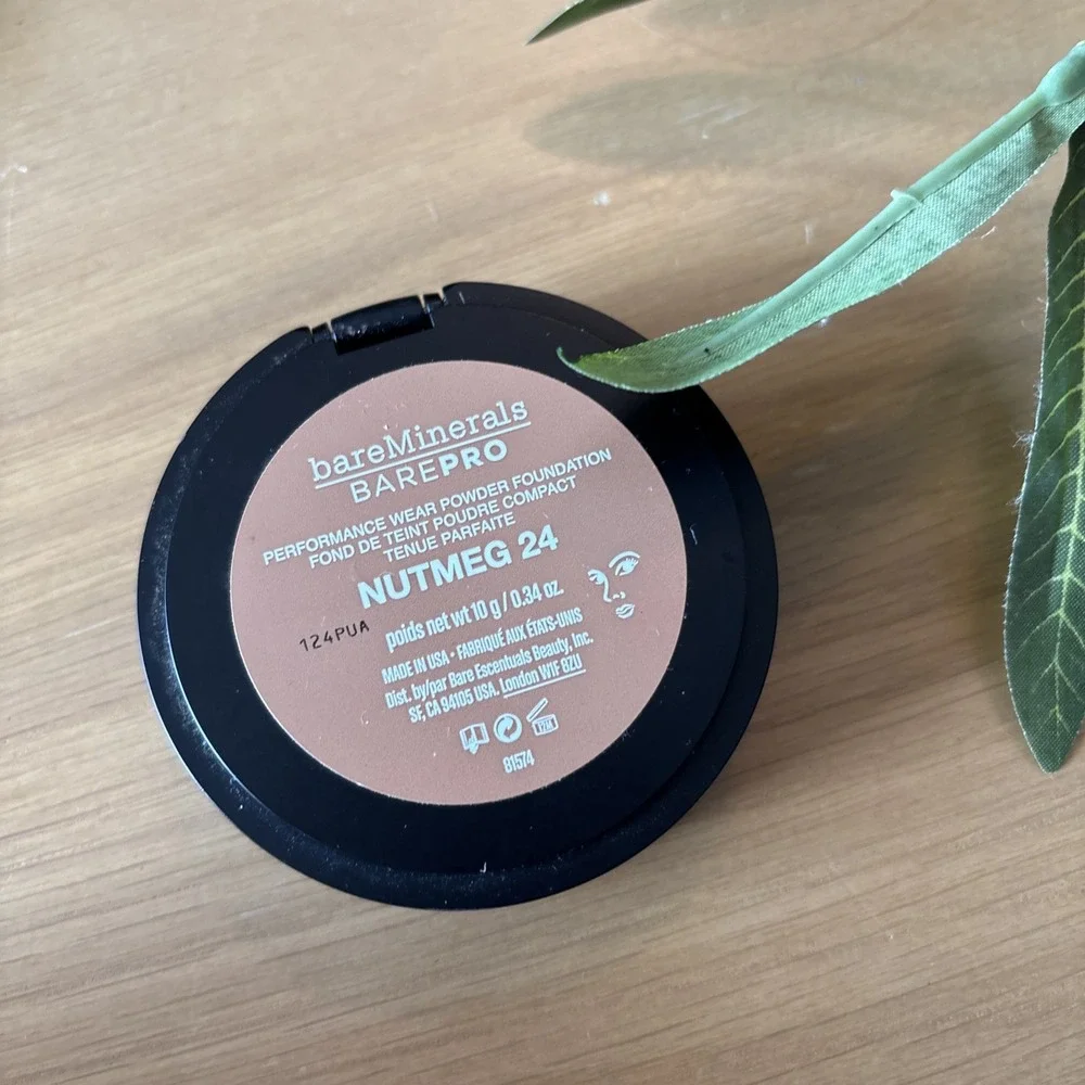 bareMinerals Barepro Performance Wear Powder Foundation Nutmeg 24
